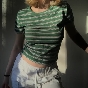 Randig T-shirt  - Söt randig T-shirt i bra skick. Skriv privat för fler bilder, frakt ingår ej💓