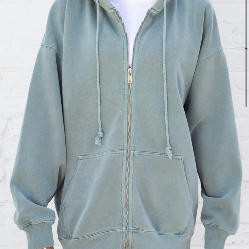 Säljer min Brandy Melville zip hoddie i färgen green pastell. Köpt för 320kr från deras hemsida, är i fint skick. Andvänd cirka 10 gånger. Skulle säga att den är lite större i modellen så typ en L/XL. Köp direkt för 250 annars börjar budet på 150kr😊. Hoodies.