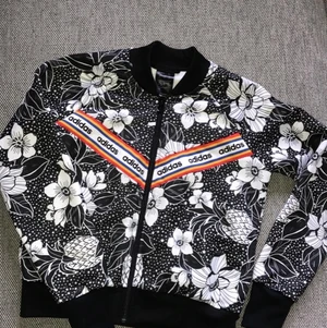 Adidas ziptröja - Säljer en knappt använd adidas ziptröja i strl 152 men funkar även som xs, då jag haft den själv. Väldigt fin men kommer ej till användning här hemma. Pris 150kr + frakt.