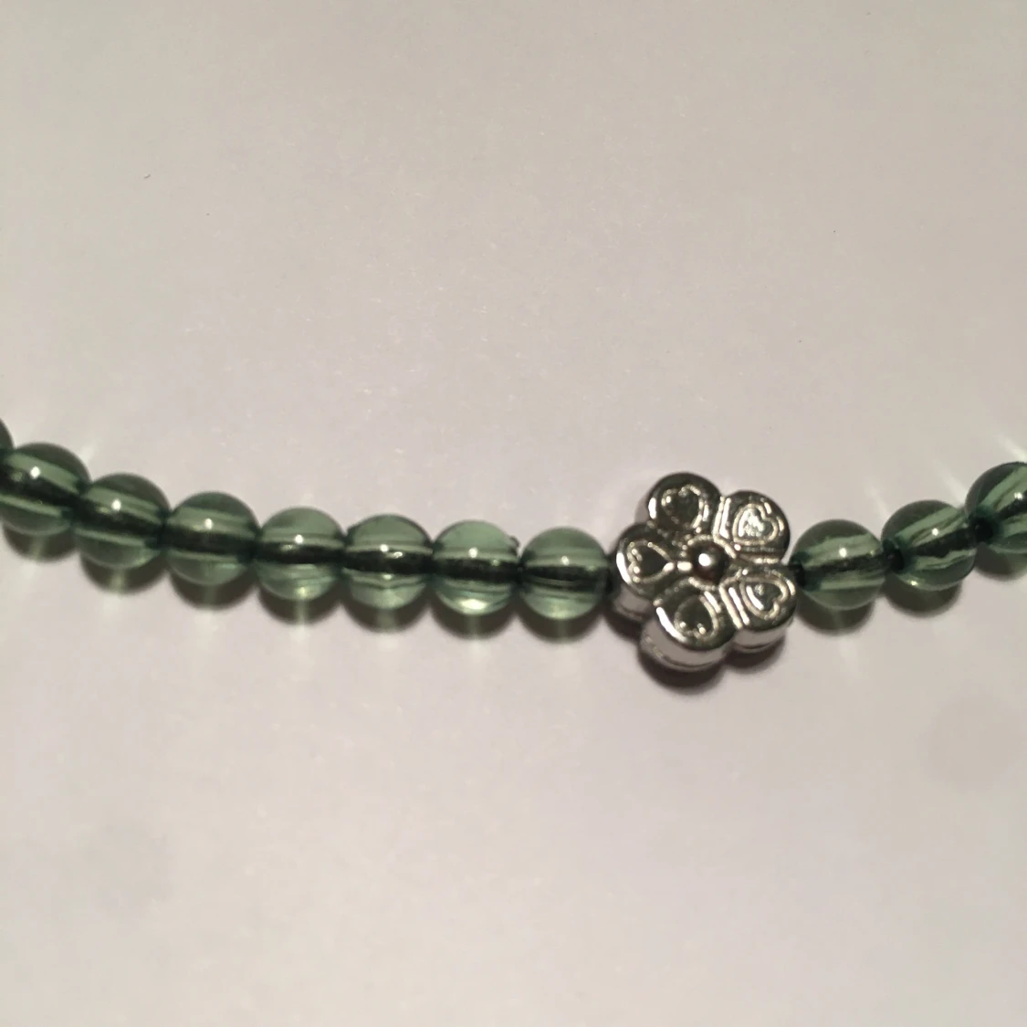 Halsband med gröna glaspärlor  - 91