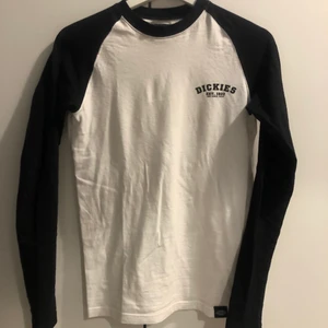Dickies tröja - Dickies tröja i storlek xxs men den passar på mig som har s i storlek. Kom privat vid intresse för fler bilder 