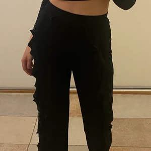 Coola kostymbyxor  - Säljer dessa coola och unika kostymbyxor med volanger på från HM. Väldigt skönt material och dom sitter väldigt fint på. Bara använda ett fåtal gånger och i väldigt bra skick. Köpta för 400kr. Köparen står för frakten. 🥳