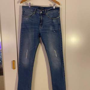 Calvin klein Jeans med slitningar i fint skick, W33 L32 Nypris 1100kr