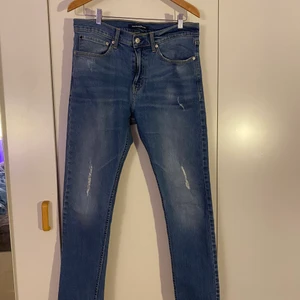 Calvin Klein Jeans  - Calvin klein Jeans med slitningar i fint skick, W33 L32 Nypris 1100kr