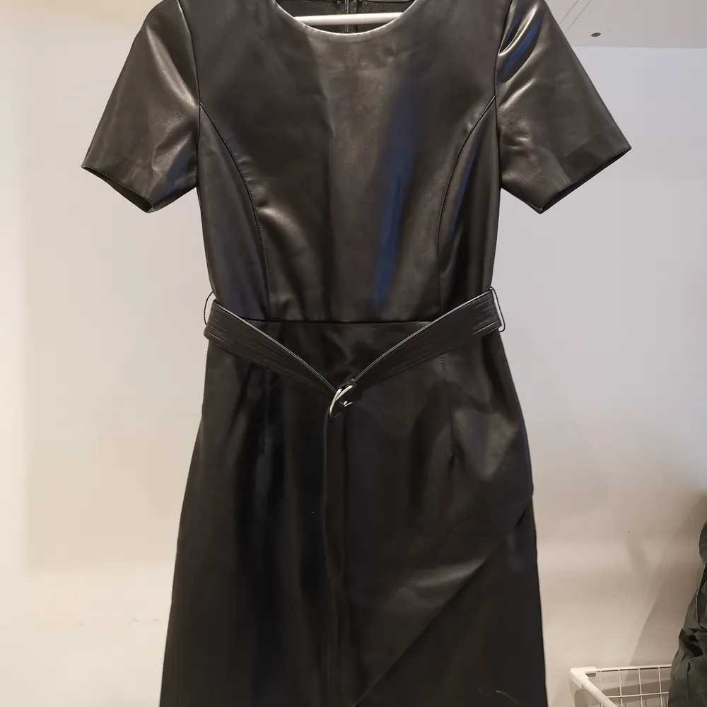 I am selling this faux leather, body fit dress from Mango; it comes with a belt and the lenght its right above the knees. I . Klänningar.