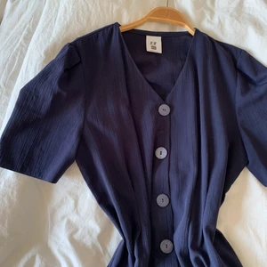 Vintage klänning - Vacker blå vintage klänning, sitter så fint på🌼💫