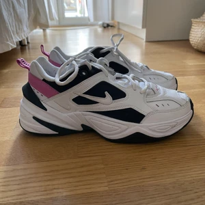 Nike M2K TEKNO - Riktigt fina Nike sneakers i nyskick!! Använda ett fåtal gånger 🥰🥰nypris ca 1000kr 