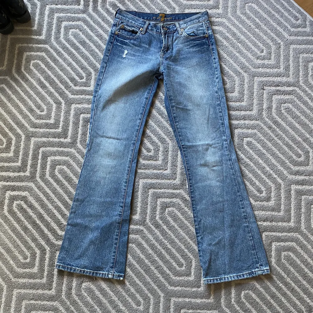 Så snygga lågmidjade 7 for all mankind jeans i storlek 27. Superbra skick. Köparen står för frakt💕. Jeans & Byxor.