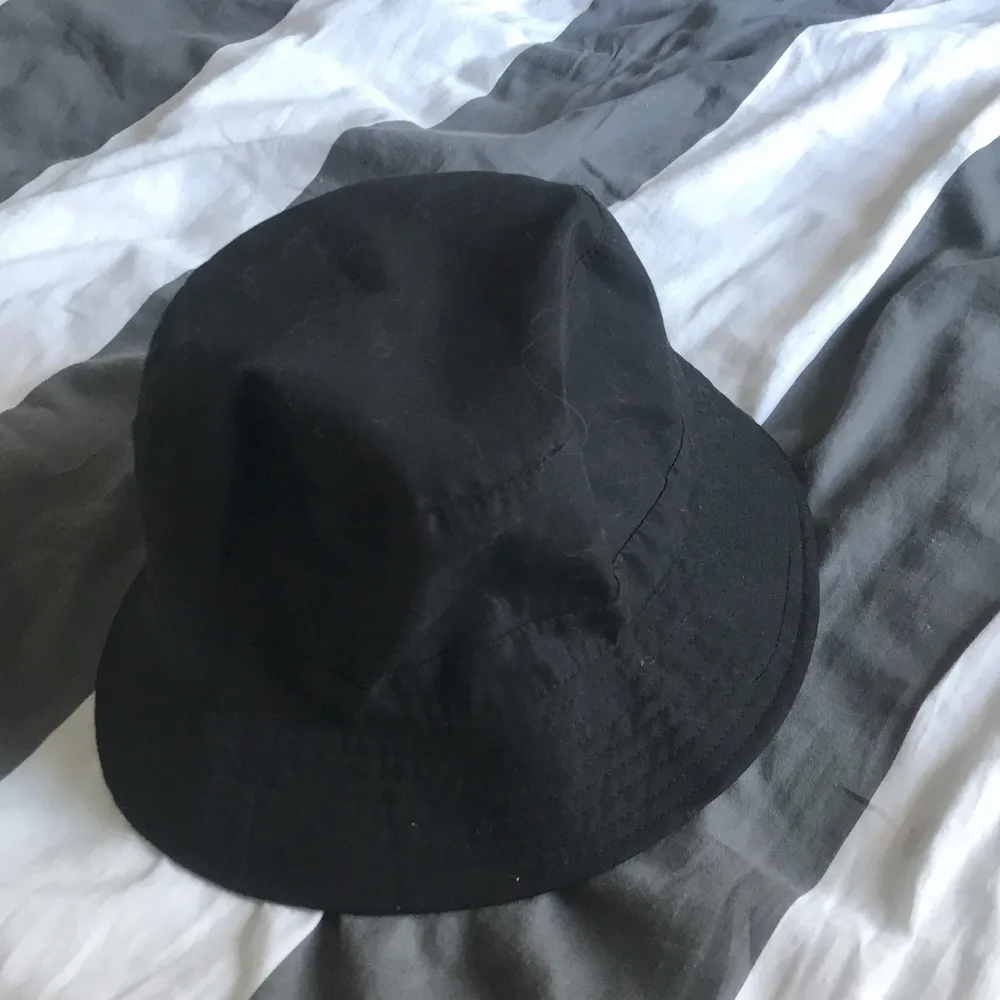 svart bucket hatt som aldrig kommer till användning, är som ny🤍50 kr + frakt. Accessoarer.