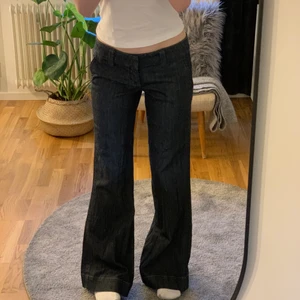 roxy lowrise jeans 🤍 - superfina lowrise jeans från roxy i storlek 28. köpt på second hand och är i väldigt fint skick då de knappt har kommit till användning! sitter perfekt på mig som är 174 cm lång och oftast har M i byxor 🤍 blir budgivning ifall många är intresserade! (frakt ingår ej)
