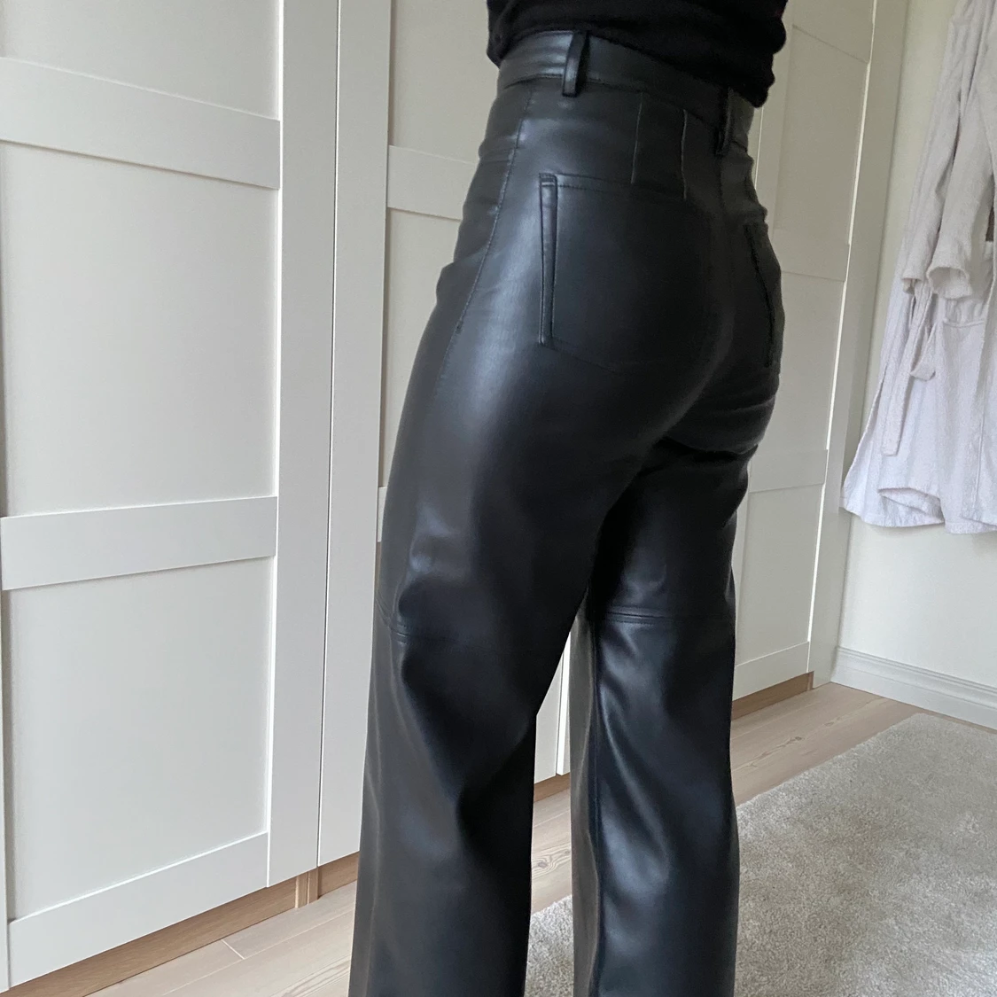 Byxa i läderimitation, H&M - 90