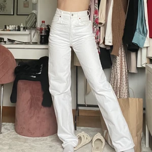 Vita jeans zara - Säljer dessa då jag har ett par likadana typ så kände det var onödigt att ha två stycken. Sitter skitsnyggt och är ifrån zara. Dessa är i storlek 32 men passar även 34 då jag vanligtvis själv är 34. Jag är 164 och de sitter jättenajs i längden! Budgivning om fler är intresserade!❤️