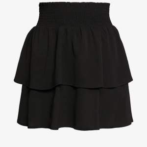 En svart volang kjol från ONLY. Helt oandvänd 