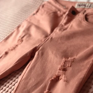 Jeans - Jeans i råda pastel färg från Sara, har aldrig blivit använt på grund av att den är för liten o därför hälst ge den till någon som kan använda den😁