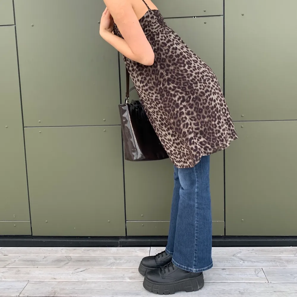  snyggaste leopard klänningen! Skitsnygg över byxor och även utan, perfekt för sommaren 💓 köpte från second hand , äldre modell från Gina 🥰 modellen är 173 passar xs-m #stretch . Klänningar.