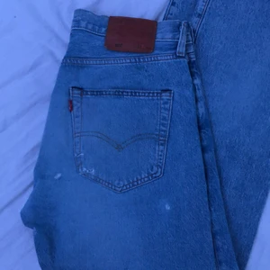 Levis 501 - Ljusa Levis 501 med hål i knät, skriv privat om ni undrar något, priset går att diskuteras.