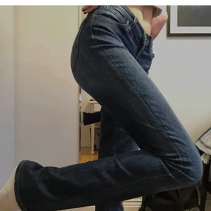 Lee jeans - Superfina jeans med låg midja från Lee. Köpta på plick men de va lite stora på mig därför säljer jag de vidare. Bilderna är lånade från tidigare ägare. Passar för de mellan 166-177. Skulle säga Waits är ungefär 79cm. Skriv privat vid frågor och bud💖