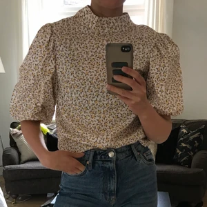 Blommig blus - Blommig blus med puffärm från Gina Tricot. Använd 1 gång. Stl 34.  Kan mötas upp, om leverans står köparen för frakt.
