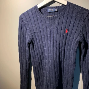 Polo Ralph Lauren Juliana Crawneck - Hej, säljer min tröja/pullover från Polo Ralph Lauren. Smal passform med rundad halsring. Ribbade muddar samt nertill. Nypris 1299kr. Använd fåtal gånger, inget synligt slitage. Snygg marinblå färg. 100% bomull! 