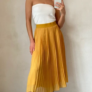 Plisserad kjol - Så fin plisserad gul kjol som sitter fint på kroppen💛 Sparsamt använd!