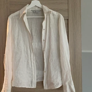 Linneskjorta - Ursnygg linneskjorta som tyvärr blivit för liten, den är 100% linne och helt felfri❤️ direktpris på skjortan är 250 eftersom det är många intresserade❤️ BUD PÅ 220 NU
