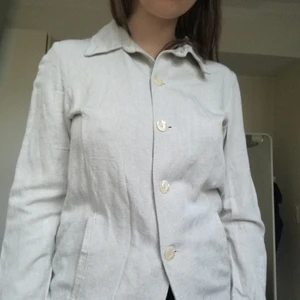 Fräsch classy linnéskjorta 🍷 - Härlig linnéskjorta, köpt från Erikshjälpen, sparsamt använd. Tänkte att jag skulle använda den hela tiden men tyvärr har det inte blivit så?? 💔 den förtjänar en bättre ägare! Mycket bra skick. Tänker att man kan använda den för själv eller som en sommarjacka!