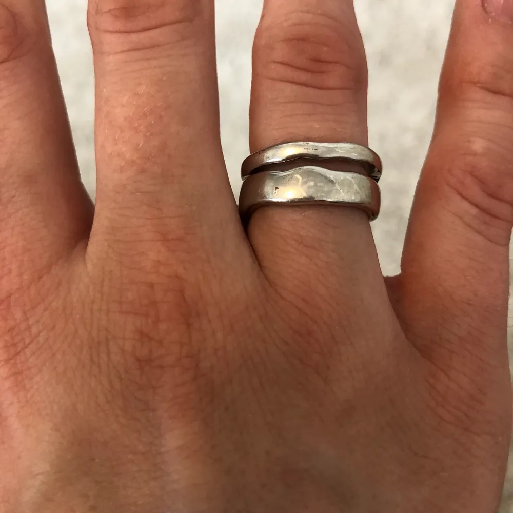 Super söt ring i sterling silver. Ringen är justerbar så perfekt för den som inte riktigt vet sin ringstorlek. . Accessoarer.