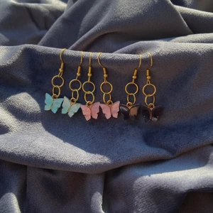 Örhängen - Fjärils örhängen finns i tre färger. Kostar 35kr st 