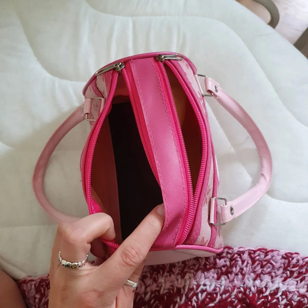 +40kr frakt! Hur gullig är inte denna rosa lilla hello kitty väska 😍. Den har två fack och en broderad hello kitty! Skriv om du är intresserad eller har några frågor! 🥰. Accessoarer.