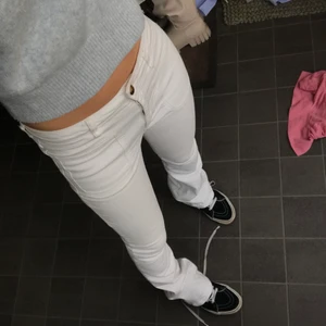 Mango jeans - Supercoola mango flare jeans i storlek 34💕! Bara använda ett fåtal gånger och i nyskick. Nypris 400kr och fins inte längre att köpa i butik. Köparen står för frakt.