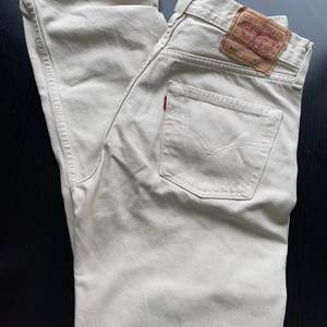 Perfect condition vintage 501 levi denim. Cream colour no marks or stains. Waist 30 length 32. Would fit a w25 