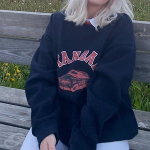 Sweatshirt  - Säljer denna superfina och mysiga tröja! Säljer för att den inte kommer till användning längre. Bra material och lagom oversized💕 köpare står för frakt