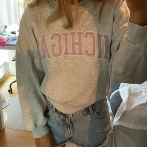 Tröja  - Säljer denna jättefina tröjan ifårn Gina. Den är i jättebra skick. Säljer då jag inte får användning för den längre. För fler frågor eller bilder kontakta 💗💗pris går alltid att diskutera ❤️