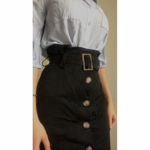 Fodral kjol - Kjol från H&M använd 2 gånger och som ny. Säljes pga används ej💕  Kan mötas upp och frakta, köparen står då för frakten☺️