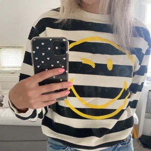 Smiley tröja - Säljer vidare denna tröjan från zara som är köpt här på plick💓aldrig kommit till användning då den satt lite för kort i armarna på mig💓köparen står för frakt! (Det är spegeln som är smutsig ej tröjan)(62kr)