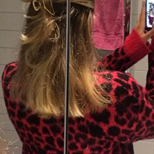 Lång stickad tröja från NA-KD - En lång mysig tröja från NA-KD. Tröjan är knappt använd och i fint skick. Den är väldigt lång, går nedanför rumpan på mig (är 169-170cm). Men hur mysig som helst till hösten och vintern. Kan själkvart skicka fler bilder vid intresse. 