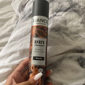 torrschampo  - torrschampo i färgen dark💕 använd en gång. möts bara upp eftersom frakten kan bli dyr