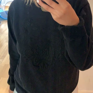 Hel svart kenzo tröja - En hel svart kenzo tröja sjukt snygg och vanligt basic 500 kan gå ner vid snabbaffär det är en one Zise jag är xs och den sitter lite större på mih