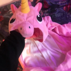 enhörningsdräkt partykungen 💓 - tjena, säljer denna rosa balla enhörningsdräkten som kommer från partykungen🍾. va svårt o ta bild då den är så stor så därför jag tog online andra bilden.  storlek M, nypris 500kr men säljer för 250kr + 66kr frakt. knappt använd än nån enstaka fest, men fortfarande som ny 🙌🙌