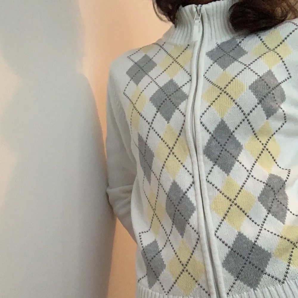 Säljer den här fina tröjan från märket Isolde då den aldrig används av mig. Köpte för 399 kr, men den ser fortfarande ny ut (dock en superliten fläck på ena ärmens baksida). Pris: 100 kr + 66kr frakt  💖 kan mötas upp i Nacka också :). Tröjor & Koftor.