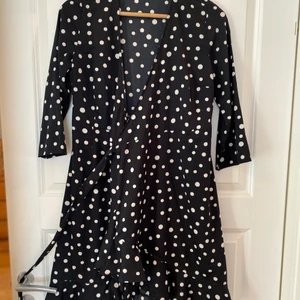 Klänning från Vero Moda - Jättefin klänning som knappt är använd från Vero Moda. 