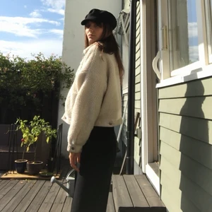 Beige Höstjacka  - En beige höstjacka som ska efterlikna fårull men är i polyester. Fin, lagom varm och i gott skick. Perfekt till den kommande hösten. Funkar även till vintern då det inte är som kallast:)