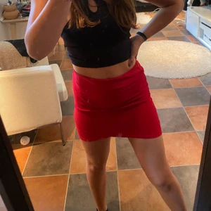 Röd kjol - Röd kjol i strl S