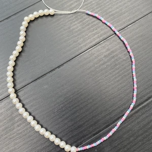 Halsband - Halsband med både större och mindre pärlor✨