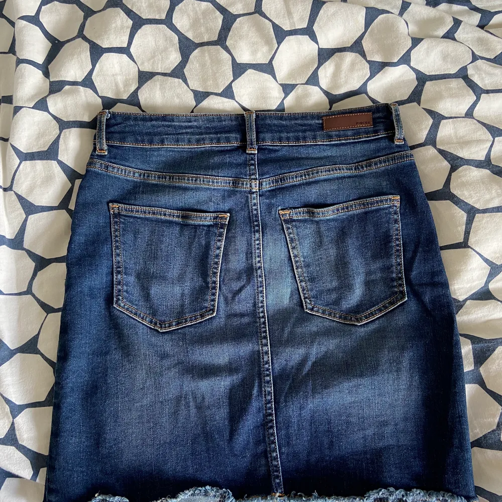 Jätte fin jeans kjol som tyvärr är för liten för mig, använd några ggr.. Kjolar.