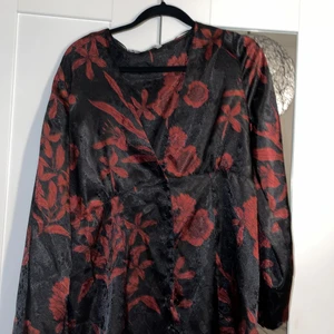 Snygg klänning från zara - Storlek XL, jag tycker den känns mer som storlek L, aldrig använd, prislapp på. Fin satin klänning