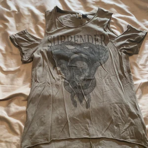 T-shirt från Hm  - T-shirt från Hm, använd få gånger. Öppen axel. Lite längre bak. 