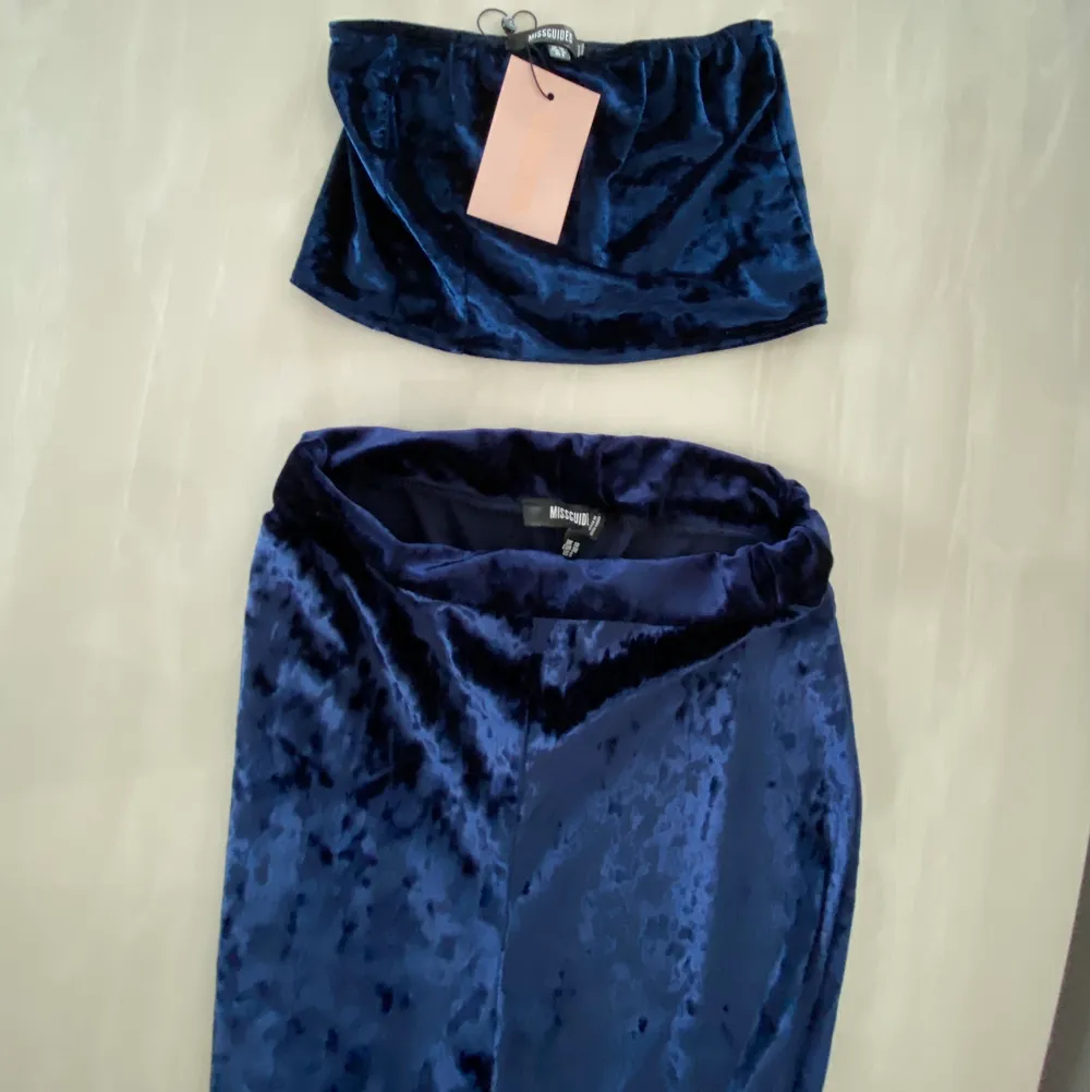 fiiiinaste setet från missguided petite i mörkblå färg velvet material😍😍 setet är oanvänt och prislappen sitter kvar, storlek 38!. Jeans & Byxor.