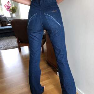 Midwaist utsvängda jeans i blå färg🥳