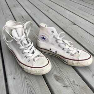 Converse - Kollar intresset på dessa snygga Converse då de är aningen för små för mig. Skicket på de är bra men användna, kan dock tycka det är snyggare när de inte är helt kritvita. Om fler är intresserade blir det budgivning. Du själv står för fraktkostnaden. 